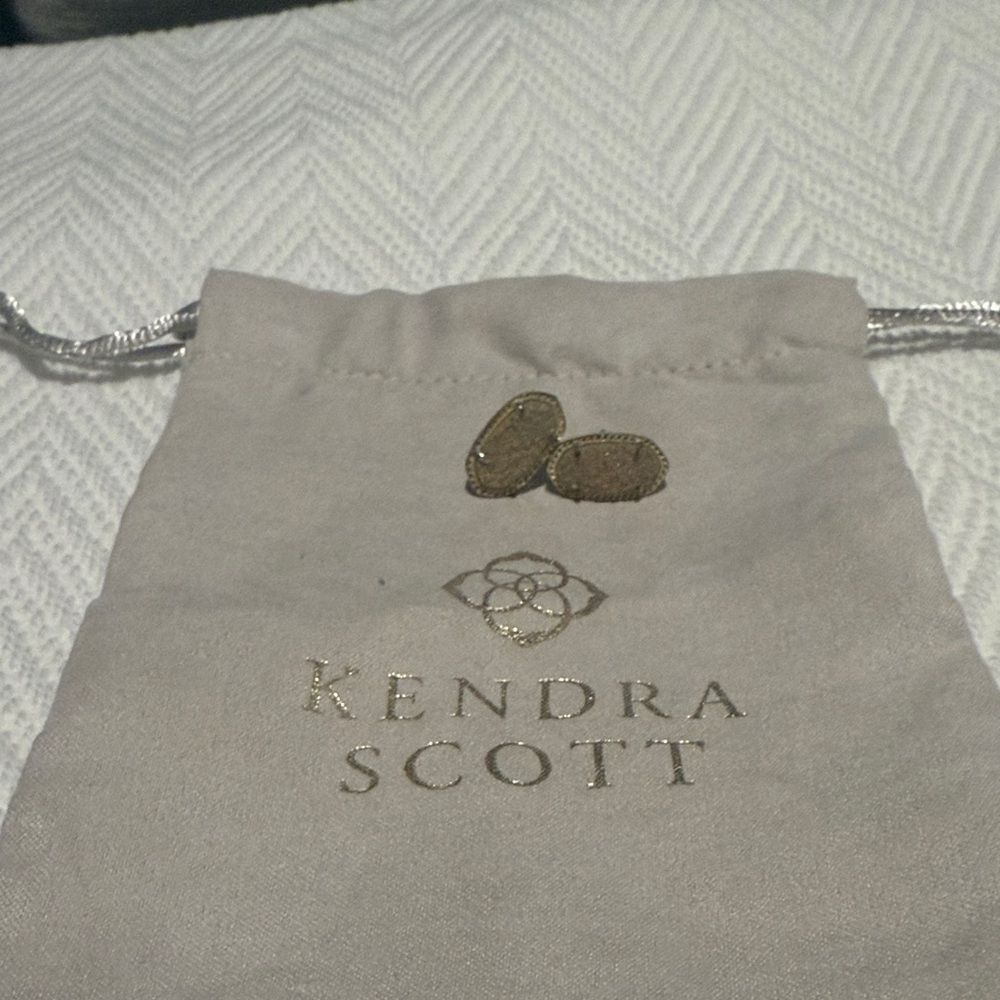 Kendra Scott Ellie Gold Stud Earrings in
Iridescent Drusy